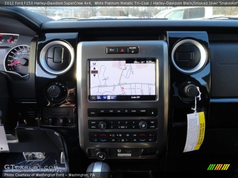 White Platinum Metallic Tri-Coat / Harley-Davidson Black/Smoked Silver 