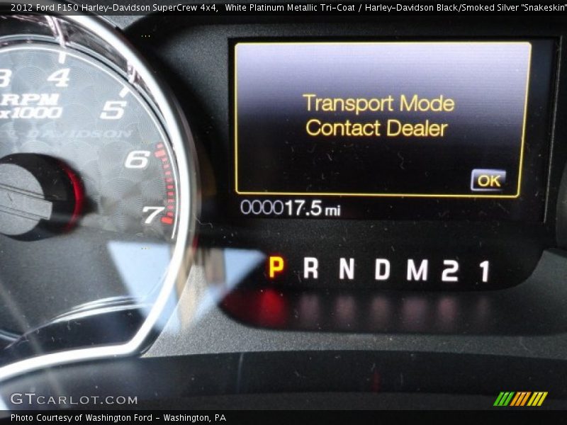 White Platinum Metallic Tri-Coat / Harley-Davidson Black/Smoked Silver 