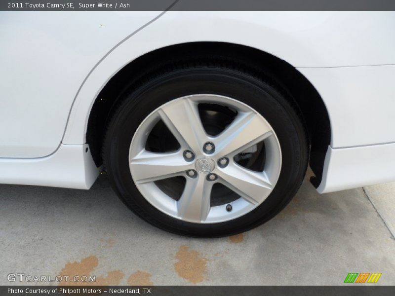 Super White / Ash 2011 Toyota Camry SE