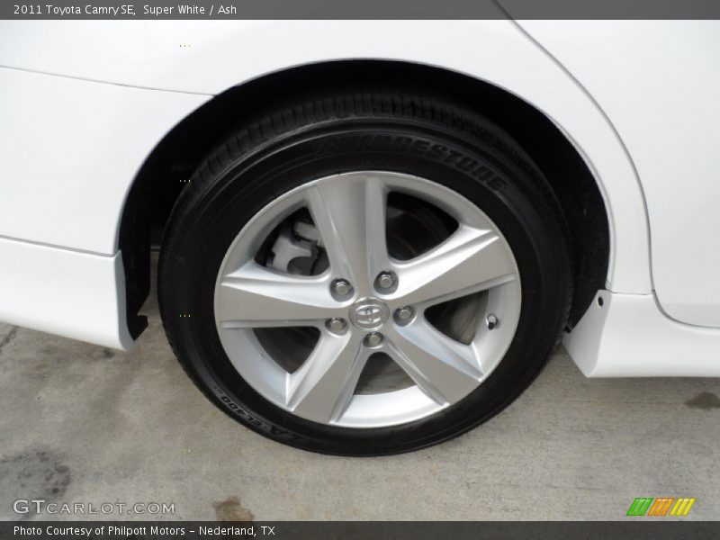 Super White / Ash 2011 Toyota Camry SE