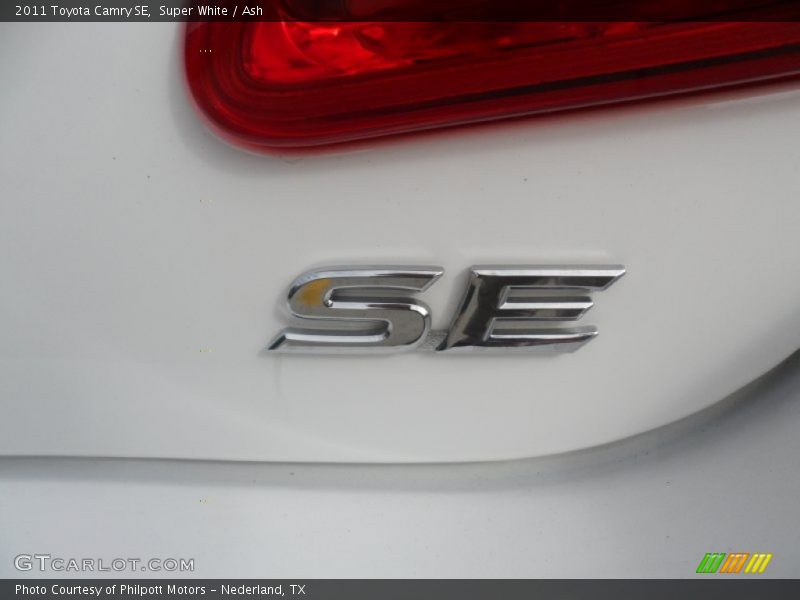 Super White / Ash 2011 Toyota Camry SE
