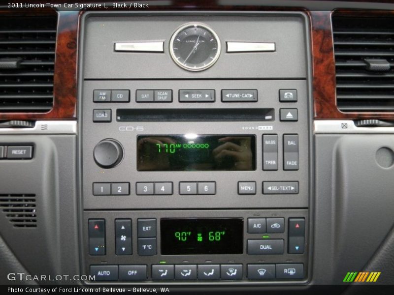 Controls of 2011 Town Car Signature L