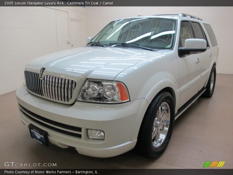 Front 3/4 View of 2005 Navigator Luxury 4x4
