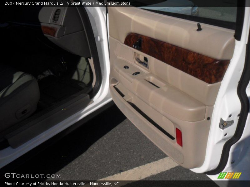 Vibrant White / Medium Light Stone 2007 Mercury Grand Marquis LS