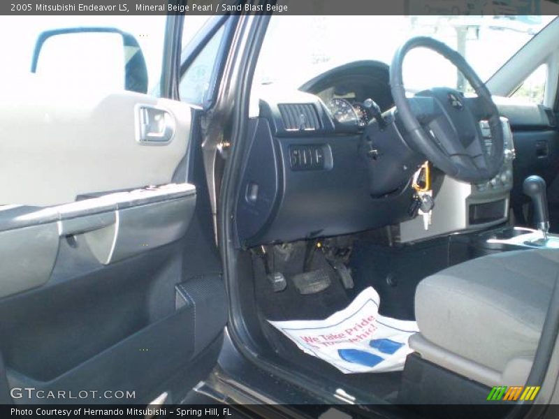 Mineral Beige Pearl / Sand Blast Beige 2005 Mitsubishi Endeavor LS