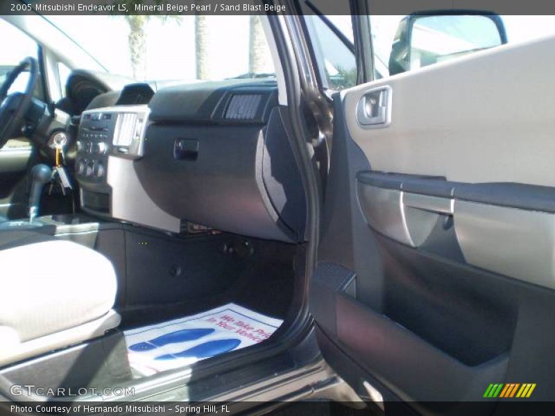 Mineral Beige Pearl / Sand Blast Beige 2005 Mitsubishi Endeavor LS