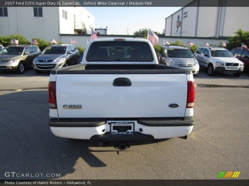 Oxford White Clearcoat / Medium Flint 2007 Ford F250 Super Duty XL SuperCab