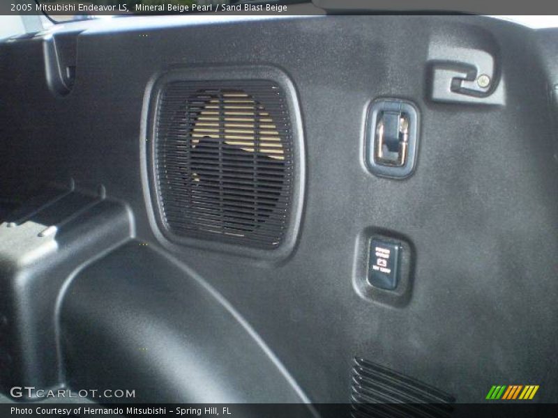 Mineral Beige Pearl / Sand Blast Beige 2005 Mitsubishi Endeavor LS