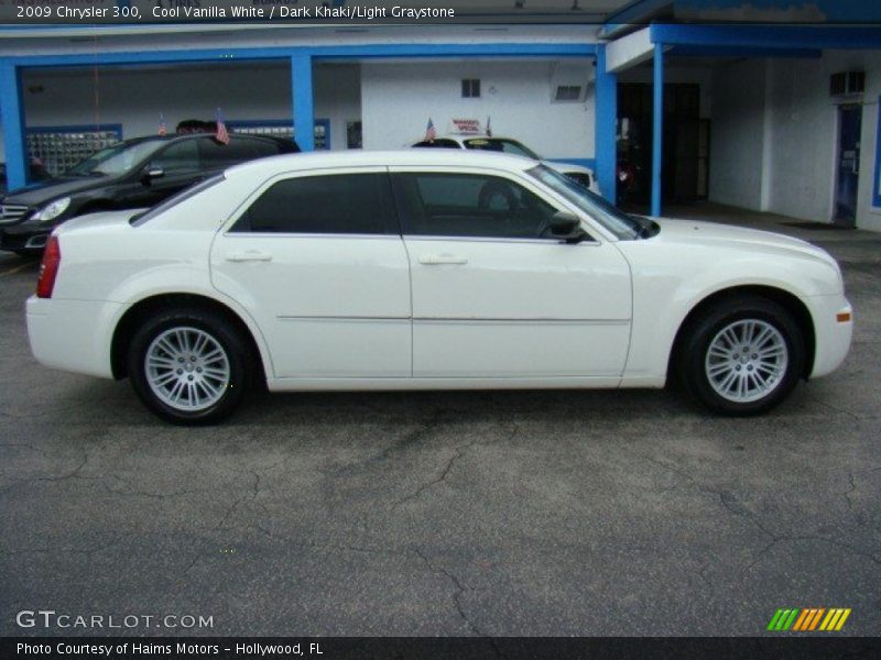 Cool Vanilla White / Dark Khaki/Light Graystone 2009 Chrysler 300