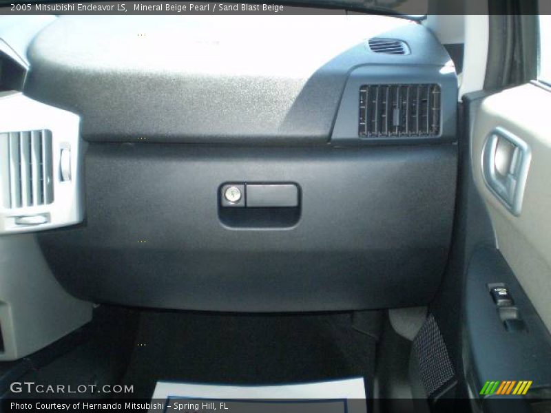 Mineral Beige Pearl / Sand Blast Beige 2005 Mitsubishi Endeavor LS