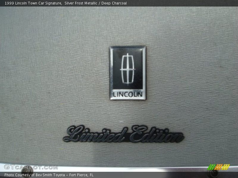 Silver Frost Metallic / Deep Charcoal 1999 Lincoln Town Car Signature