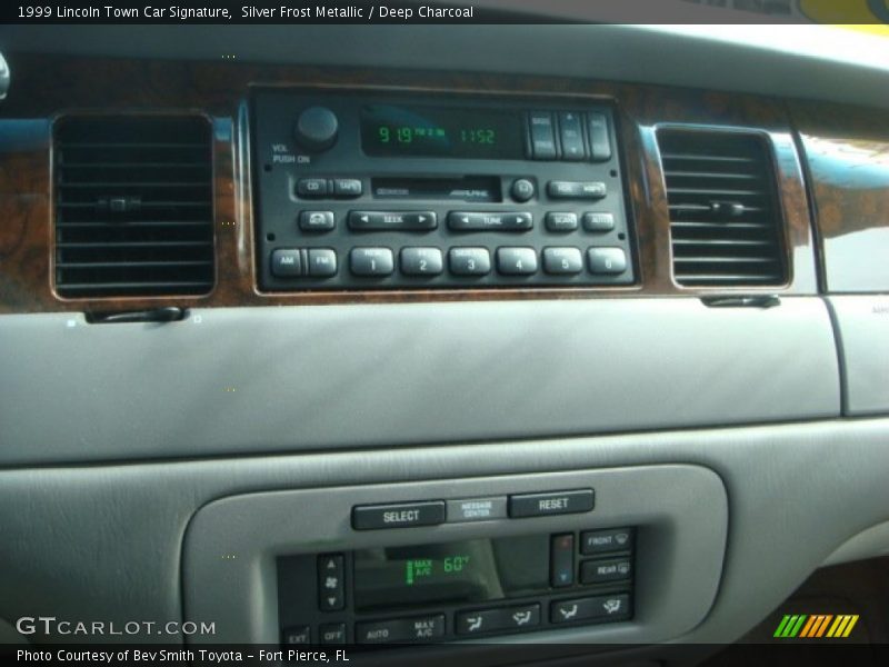 Silver Frost Metallic / Deep Charcoal 1999 Lincoln Town Car Signature