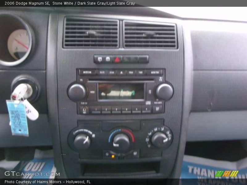 Stone White / Dark Slate Gray/Light Slate Gray 2006 Dodge Magnum SE