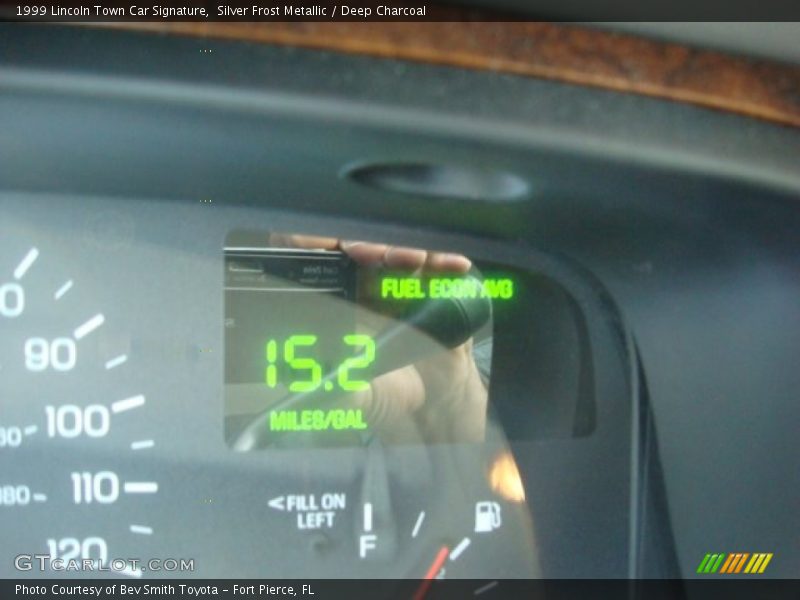 Silver Frost Metallic / Deep Charcoal 1999 Lincoln Town Car Signature