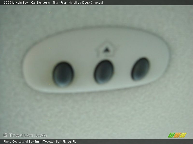 Silver Frost Metallic / Deep Charcoal 1999 Lincoln Town Car Signature