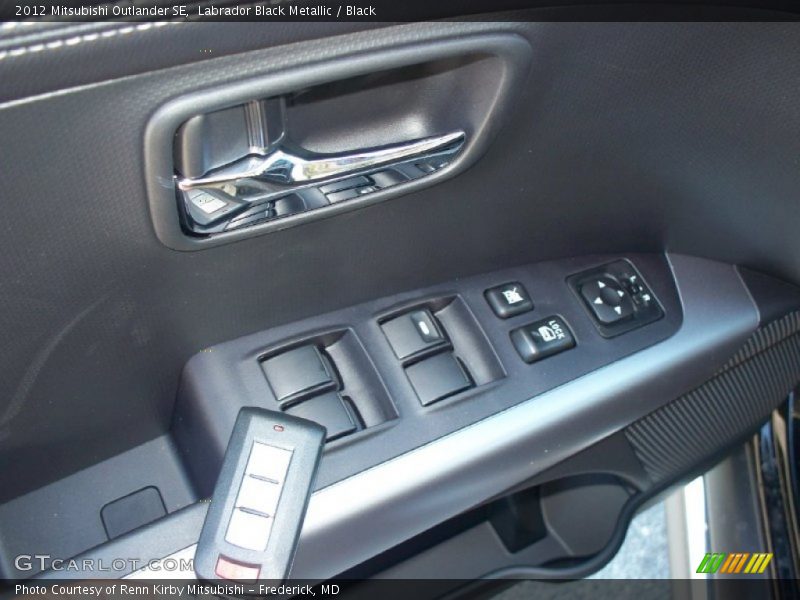 Labrador Black Metallic / Black 2012 Mitsubishi Outlander SE