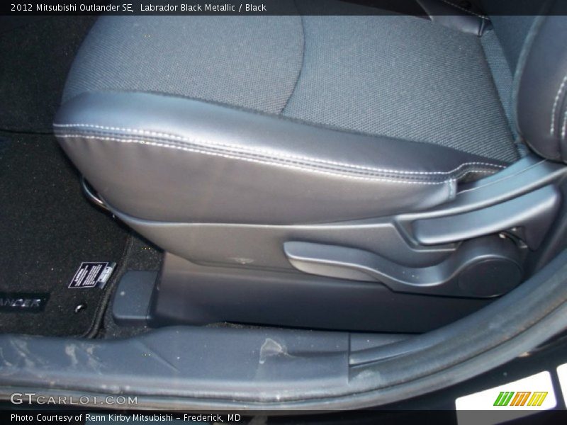 Labrador Black Metallic / Black 2012 Mitsubishi Outlander SE