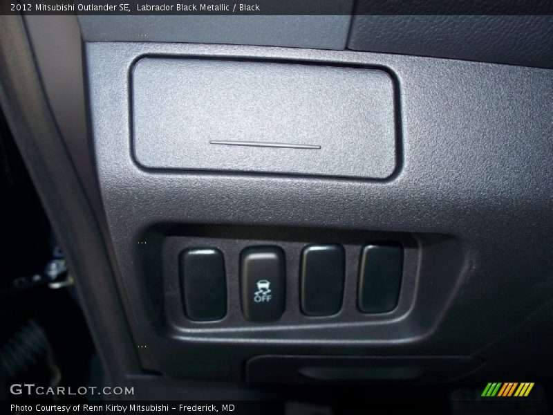 Labrador Black Metallic / Black 2012 Mitsubishi Outlander SE