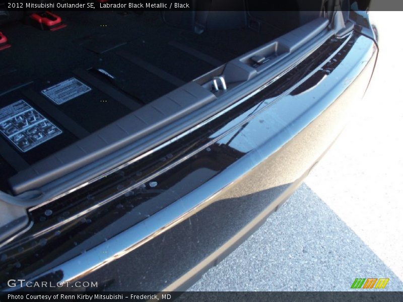 Labrador Black Metallic / Black 2012 Mitsubishi Outlander SE