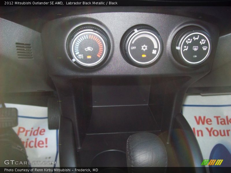 Labrador Black Metallic / Black 2012 Mitsubishi Outlander SE AWD