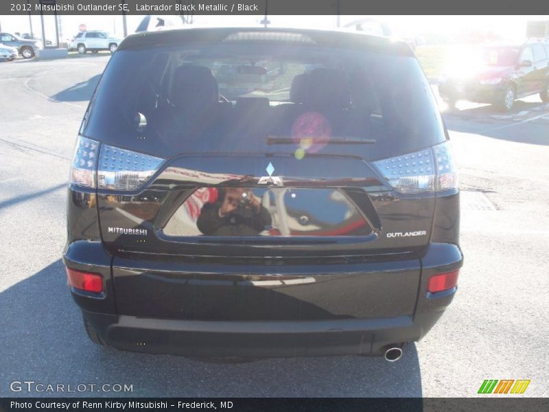 Labrador Black Metallic / Black 2012 Mitsubishi Outlander SE