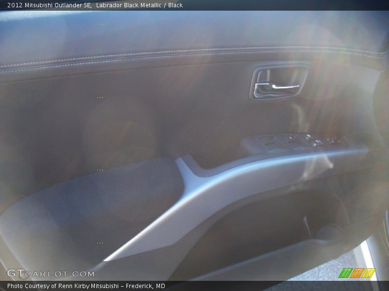 Labrador Black Metallic / Black 2012 Mitsubishi Outlander SE
