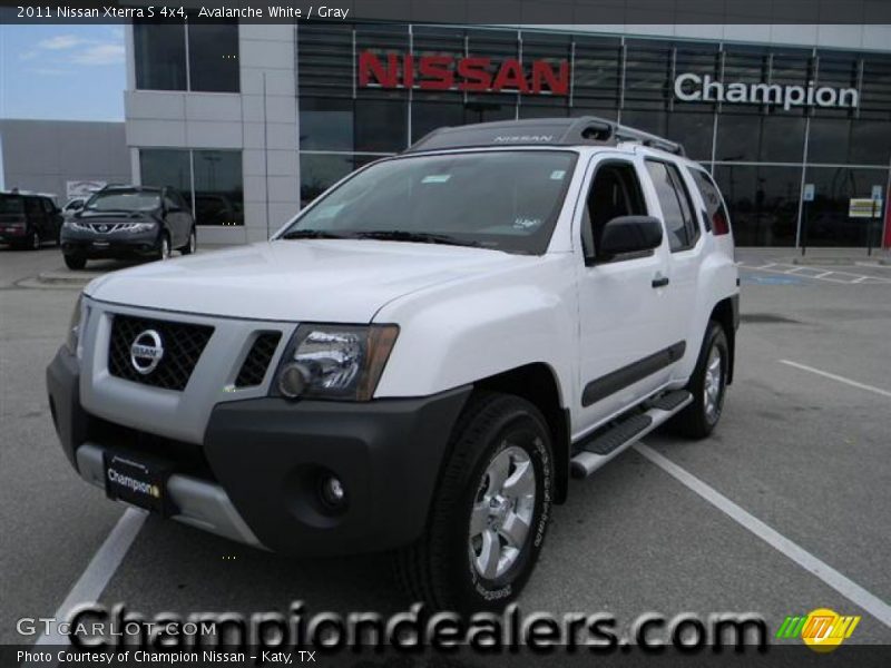 Avalanche White / Gray 2011 Nissan Xterra S 4x4