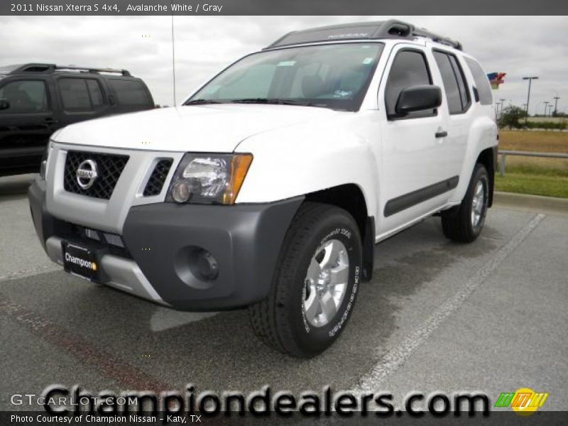 Avalanche White / Gray 2011 Nissan Xterra S 4x4