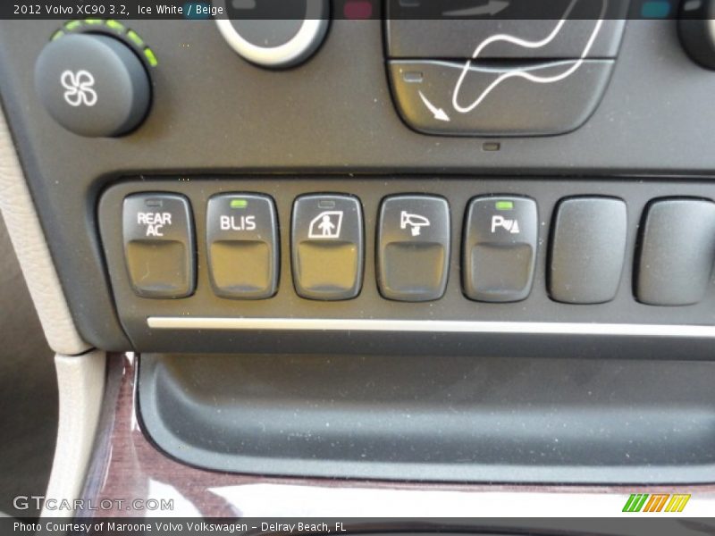 Ice White / Beige 2012 Volvo XC90 3.2