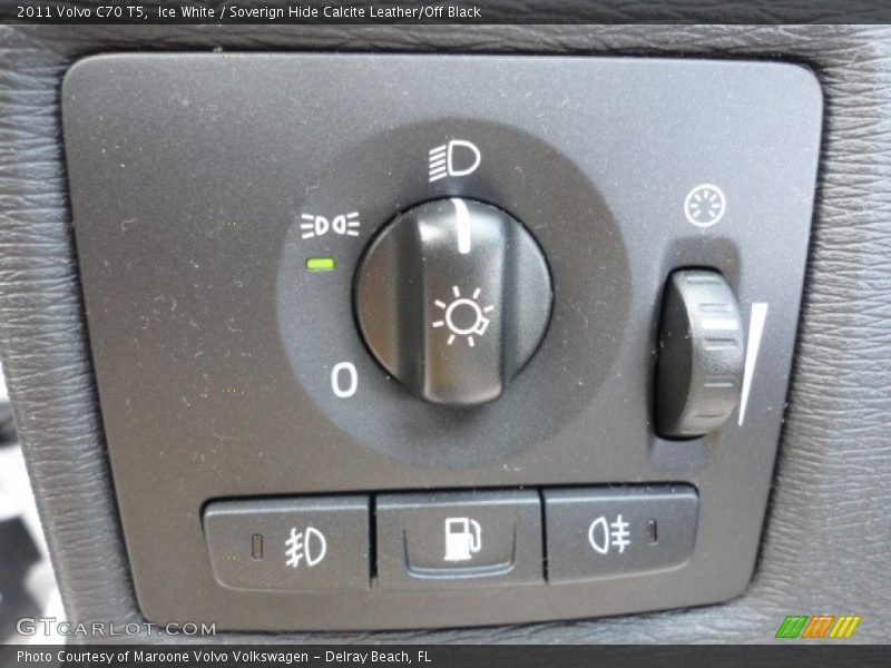 Ice White / Soverign Hide Calcite Leather/Off Black 2011 Volvo C70 T5