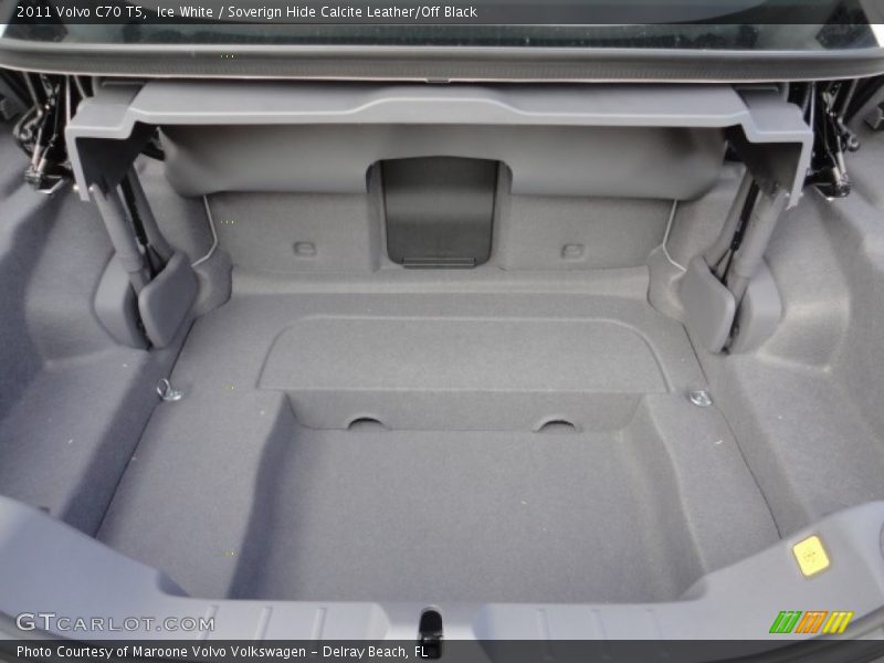 Ice White / Soverign Hide Calcite Leather/Off Black 2011 Volvo C70 T5
