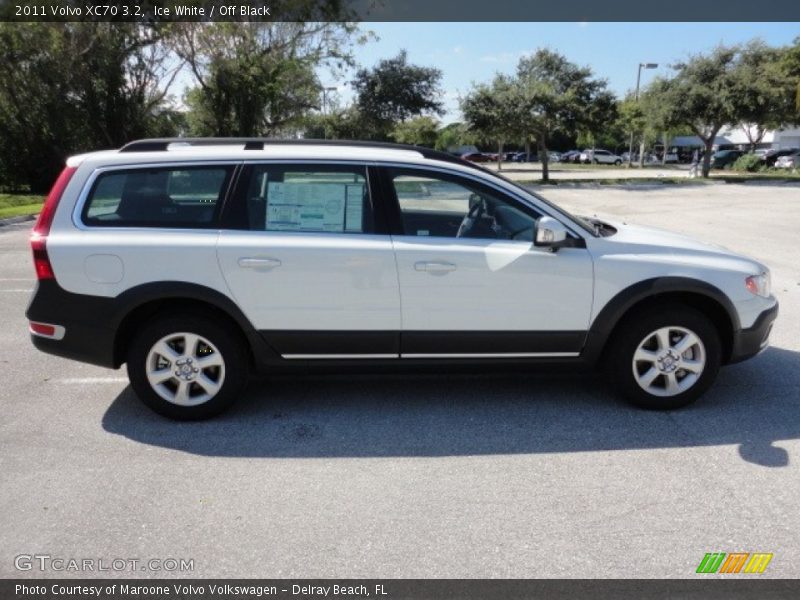 Ice White / Off Black 2011 Volvo XC70 3.2