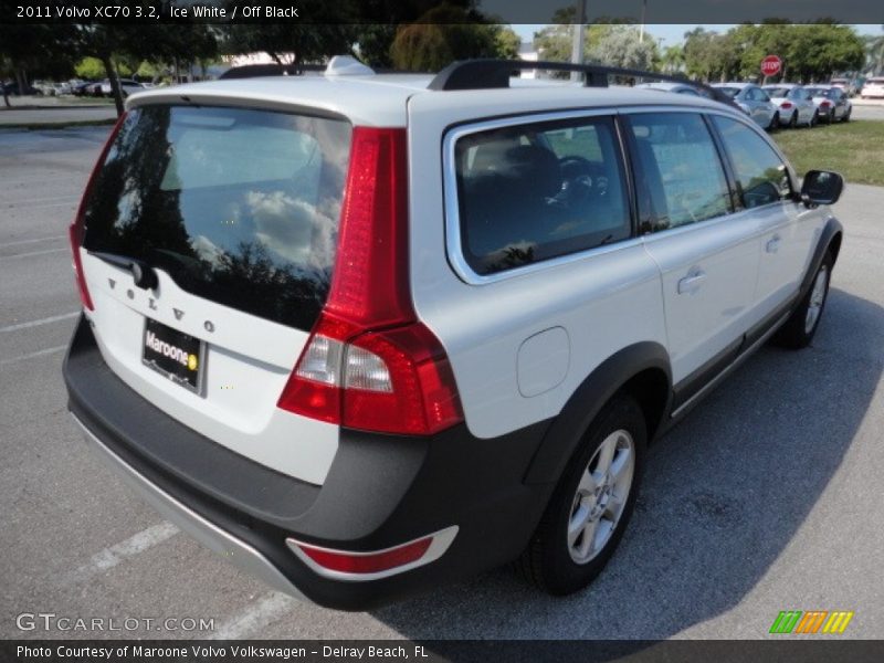 Ice White / Off Black 2011 Volvo XC70 3.2