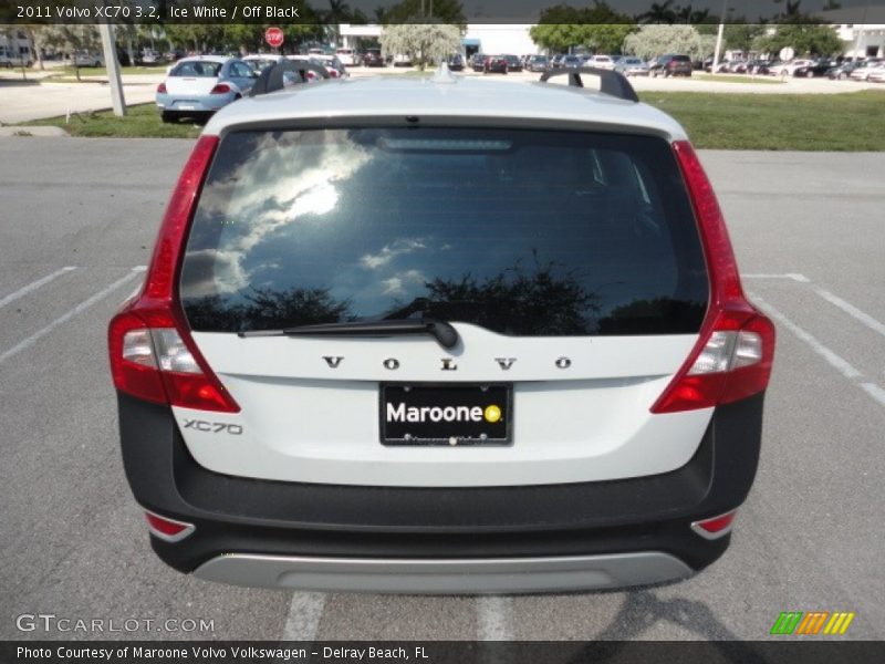 Ice White / Off Black 2011 Volvo XC70 3.2