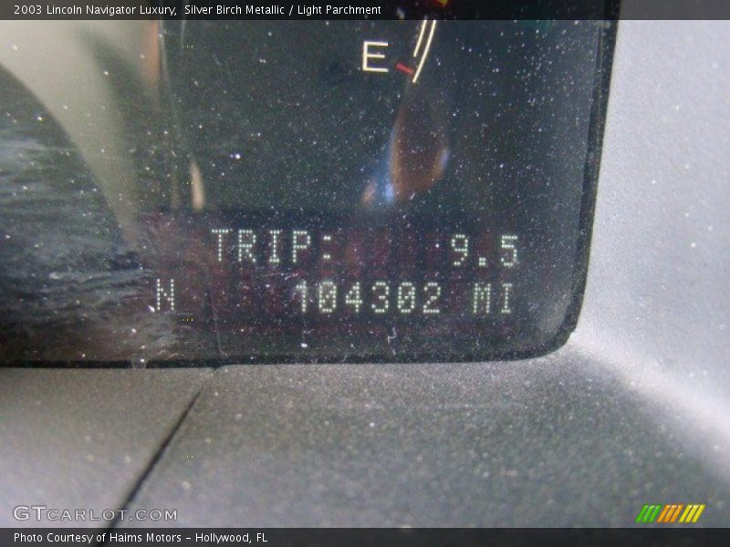 Silver Birch Metallic / Light Parchment 2003 Lincoln Navigator Luxury