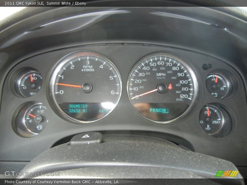 Summit White / Ebony 2011 GMC Yukon SLE