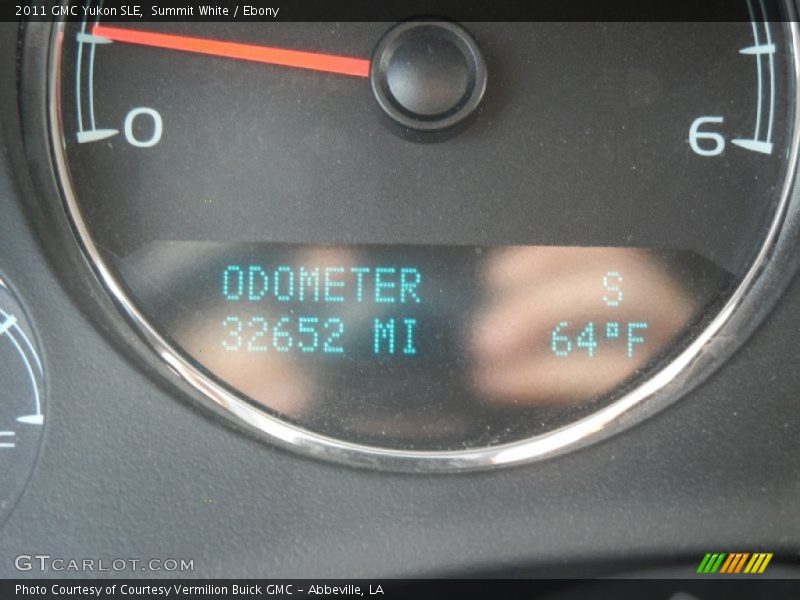 Summit White / Ebony 2011 GMC Yukon SLE