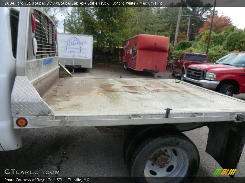 Oxford White / Medium Flint 2004 Ford F550 Super Duty XL SuperCab 4x4 Stake Truck