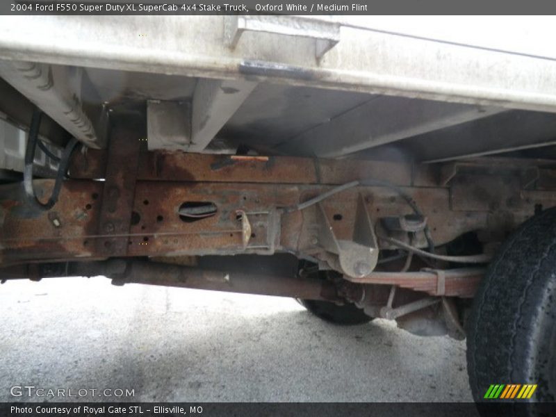 Oxford White / Medium Flint 2004 Ford F550 Super Duty XL SuperCab 4x4 Stake Truck