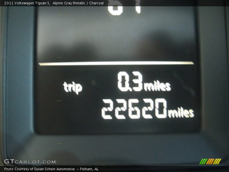 Alpine Gray Metallic / Charcoal 2011 Volkswagen Tiguan S