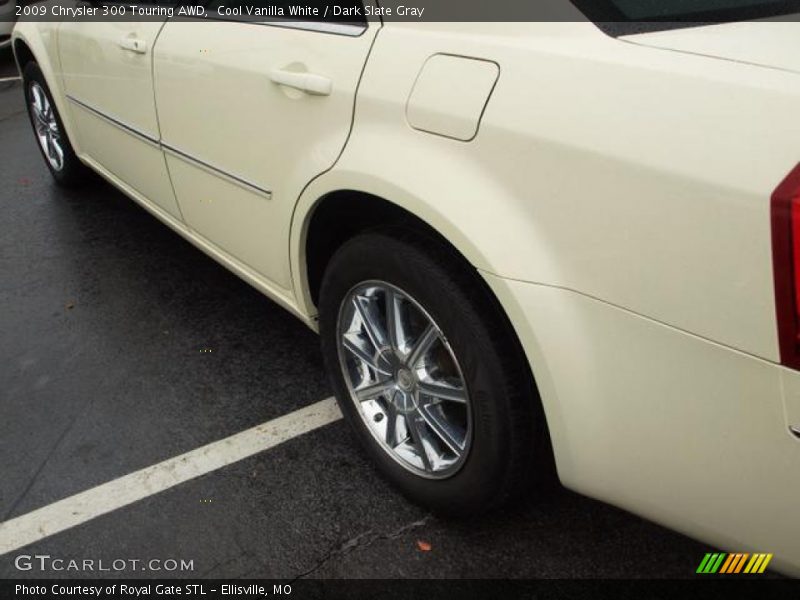 Cool Vanilla White / Dark Slate Gray 2009 Chrysler 300 Touring AWD