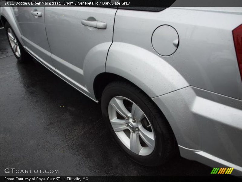 Bright Silver Metallic / Dark Slate Gray 2011 Dodge Caliber Mainstreet