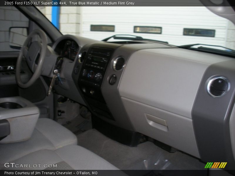 True Blue Metallic / Medium Flint Grey 2005 Ford F150 XLT SuperCab 4x4