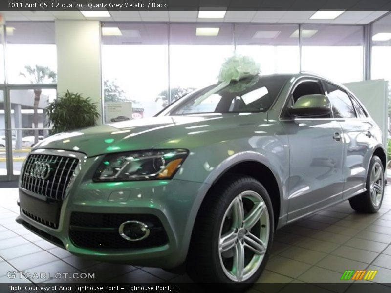 Quartz Grey Metallic / Black 2011 Audi Q5 3.2 quattro