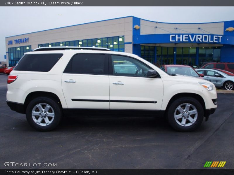 Cream White / Black 2007 Saturn Outlook XE