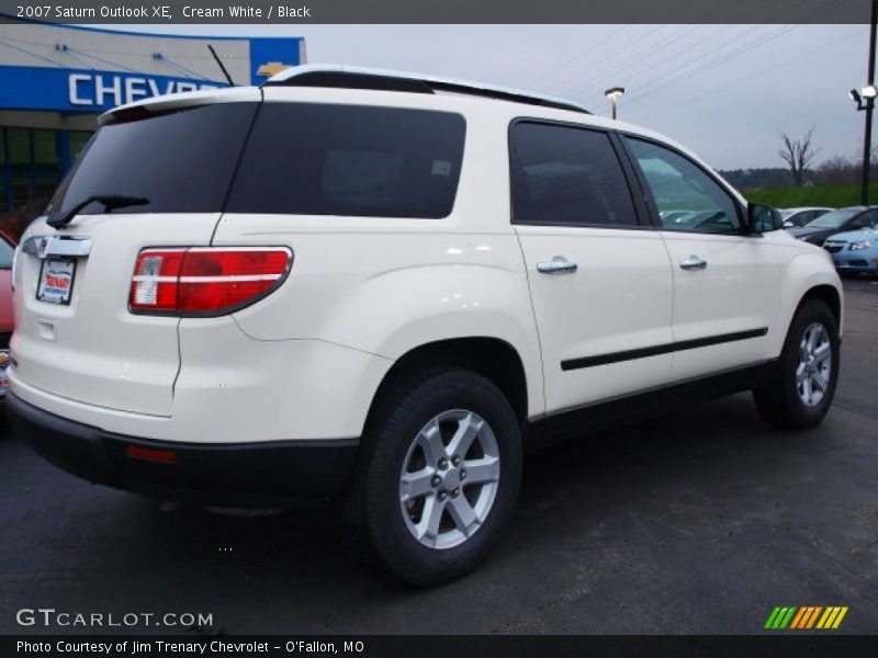 Cream White / Black 2007 Saturn Outlook XE