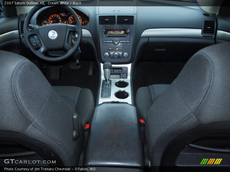 Cream White / Black 2007 Saturn Outlook XE