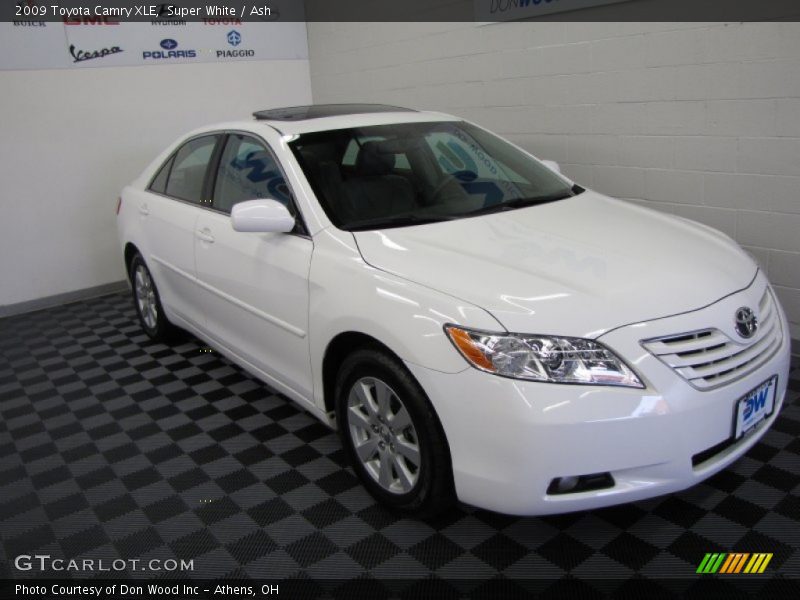 Super White / Ash 2009 Toyota Camry XLE