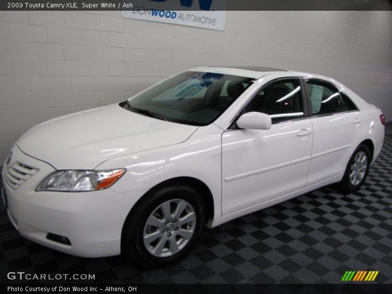 Super White / Ash 2009 Toyota Camry XLE
