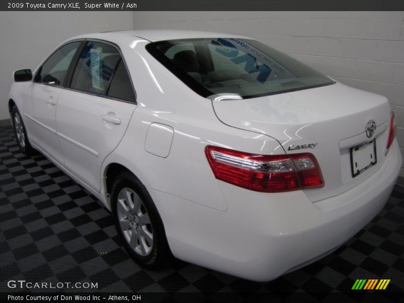 Super White / Ash 2009 Toyota Camry XLE